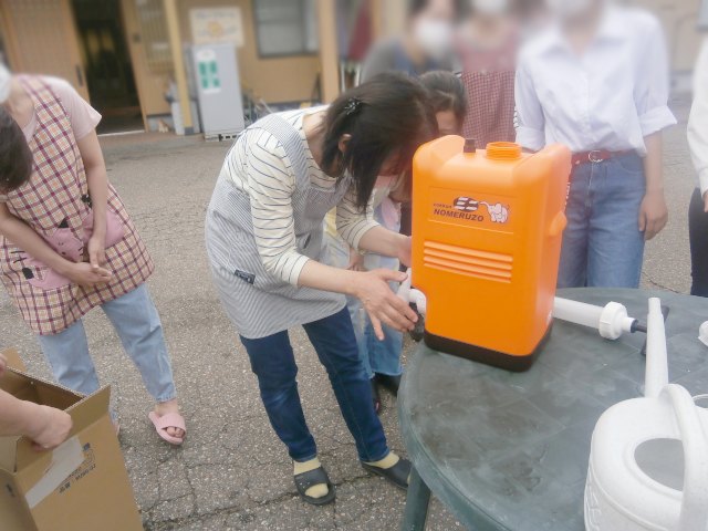 介護グループホーム避難訓練の様子。非常用浄水器。
