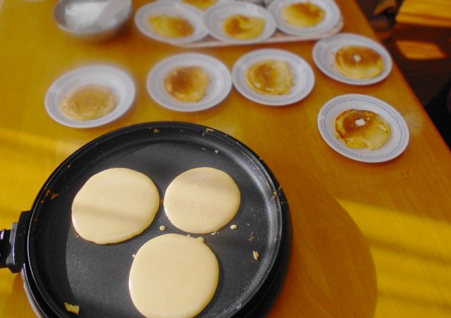 高齢者と一緒に作る簡単おやつ